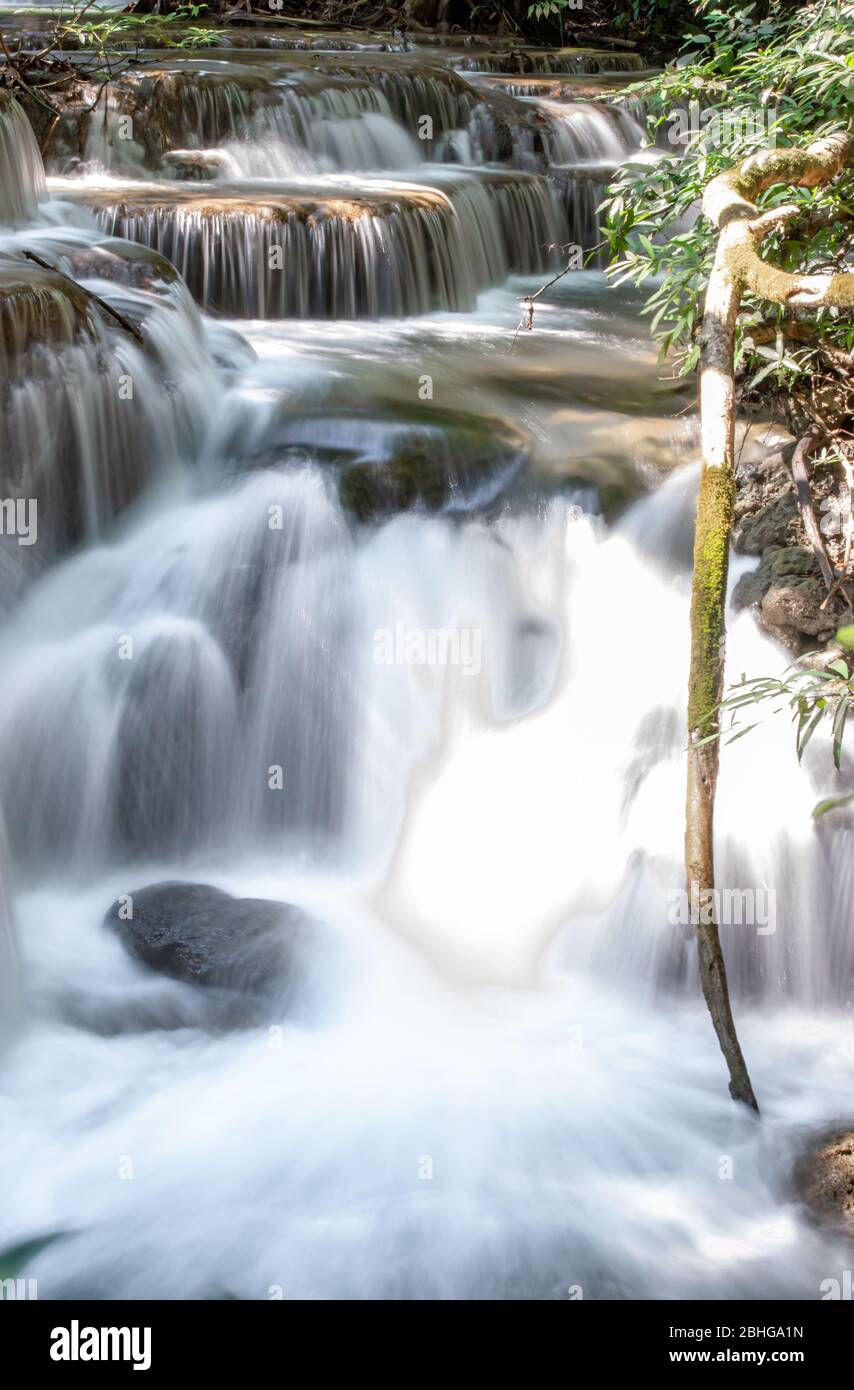 Chute se déversant des montagnes à Huay Mae khamin Parc National cascade ,Kanchana buri, en Thaïlande. Banque D'Images