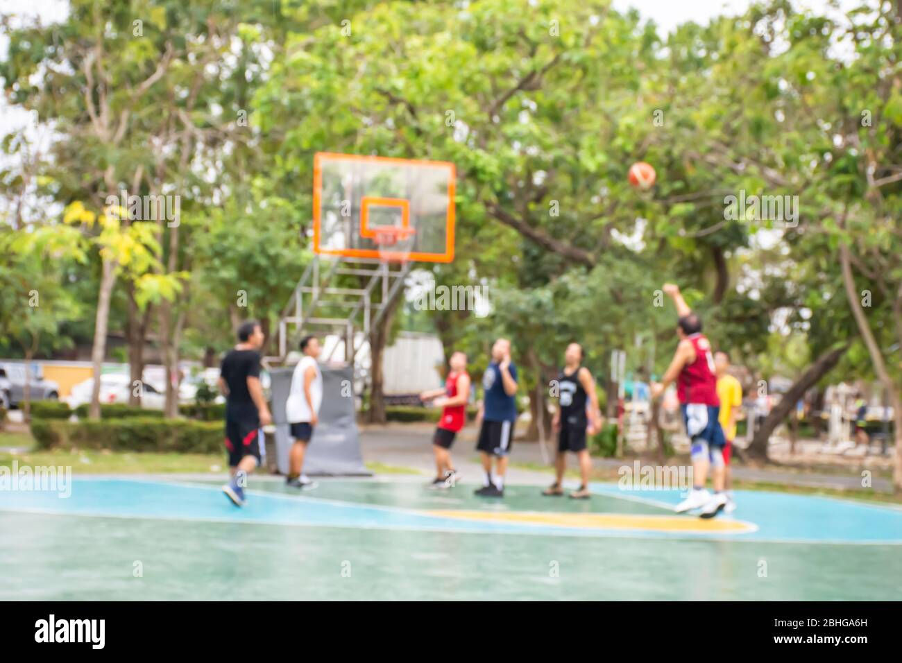 Image floue des hommes âgés et les adolescents jouant au basket-ball dans la matinée à BangYai Park , Nonthaburi en Thaïlande. Banque D'Images