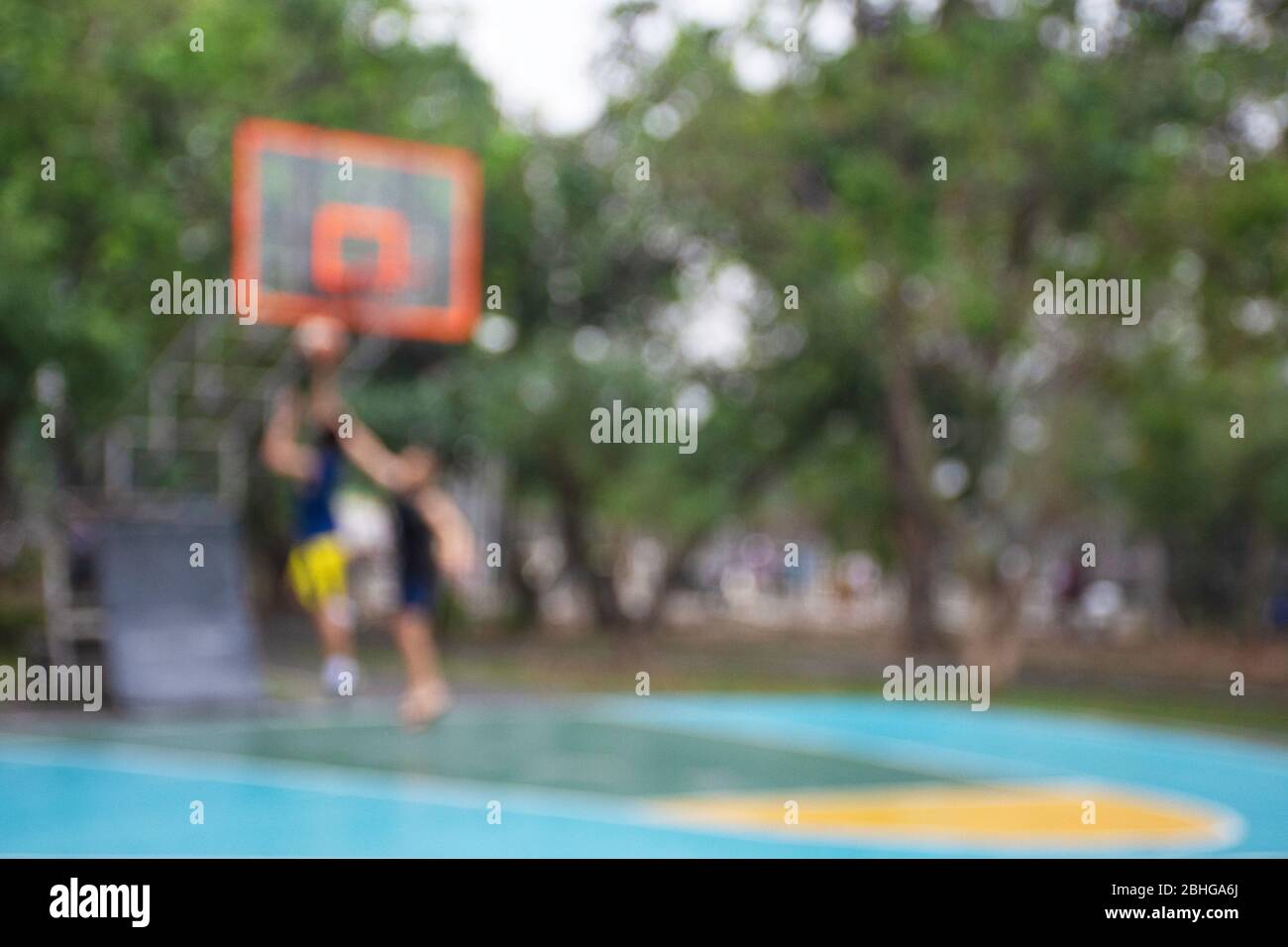 Image floue adolescents jouant au basket-ball dans la matinée à BangYai Park , Nonthaburi en Thaïlande. Banque D'Images