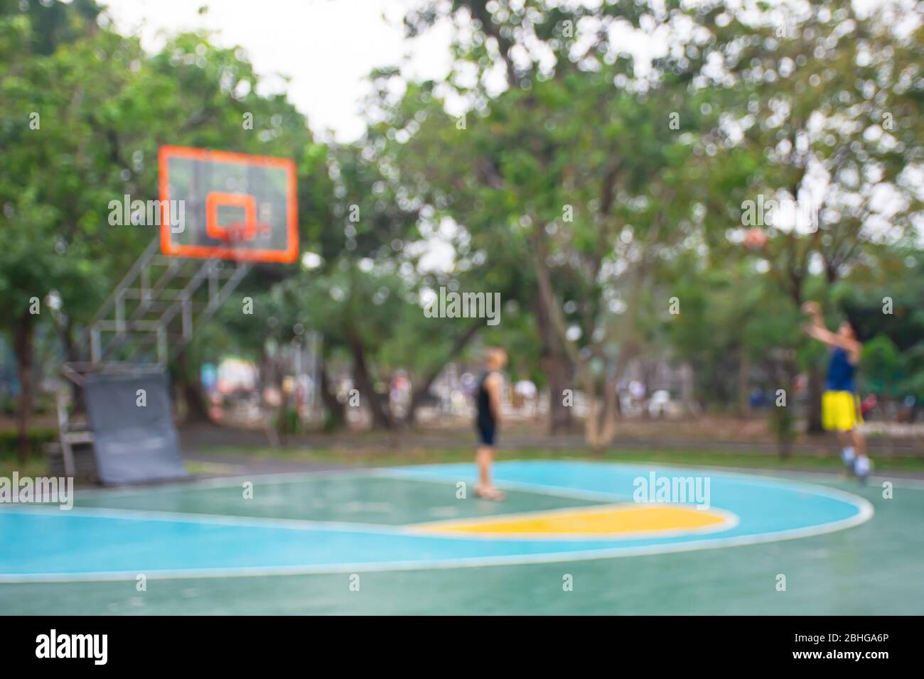 Image floue adolescents jouant au basket-ball dans la matinée à BangYai Park , Nonthaburi en Thaïlande. Banque D'Images