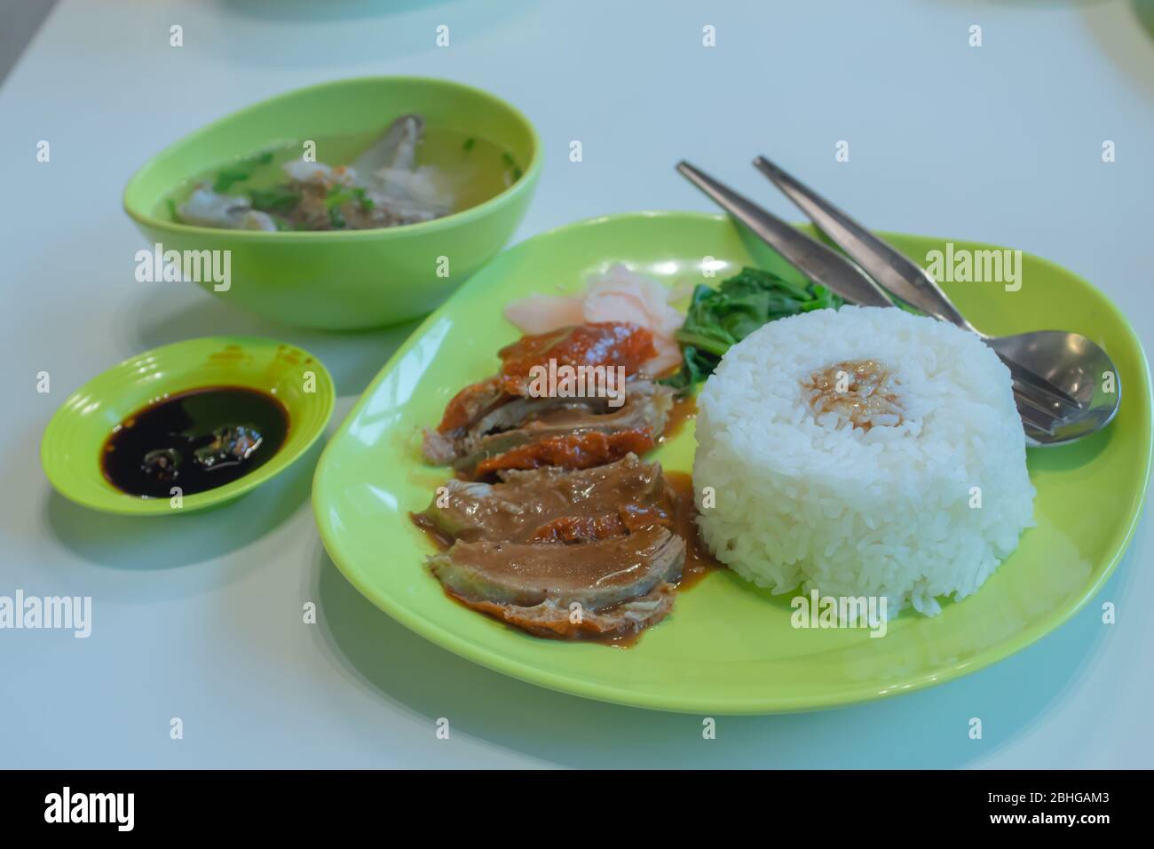 Canard avec riz et soupe. Banque D'Images