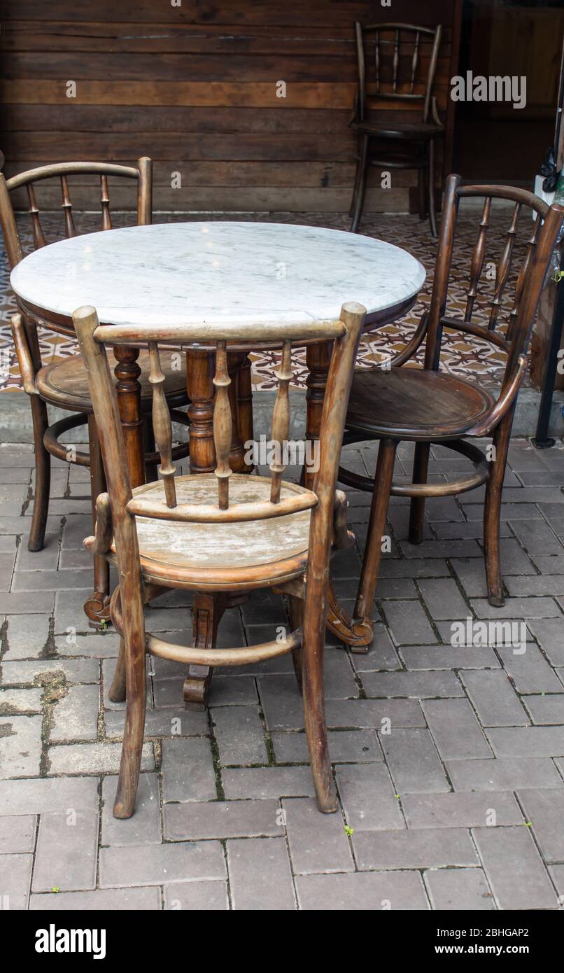 Vieilles chaises en bois dans les allées Banque D'Images