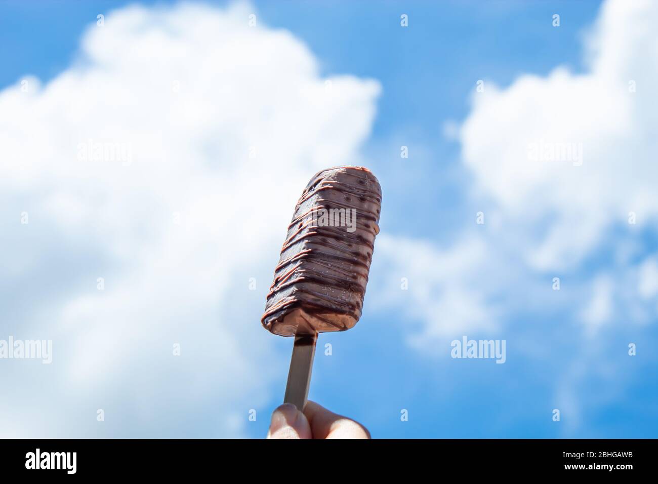 Barres de crème glacée, chocolat, avec un ciel clair Banque D'Images