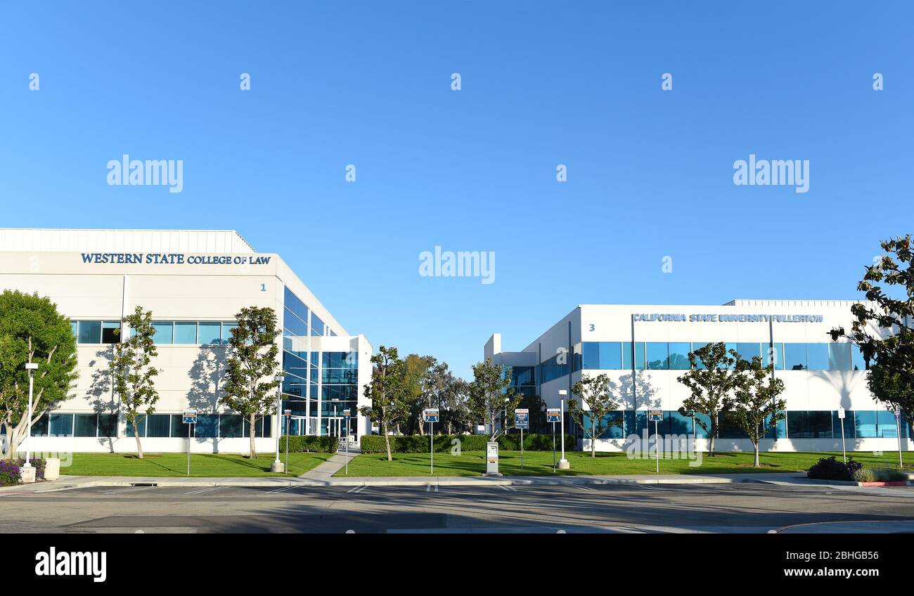 IRVINE, CALIFORNIE - 25 AVRIL 2020: Le campus Irvine de l'Université d'État de Californie Fullerton et le Western State College of Law. Banque D'Images