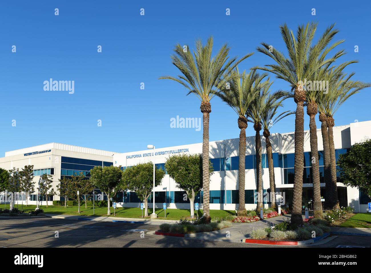 IRVINE, CALIFORNIE - 25 AVRIL 2020: Le campus Irvine de l'Université d'État de Californie Fullerton et le Western State College of Law. Banque D'Images