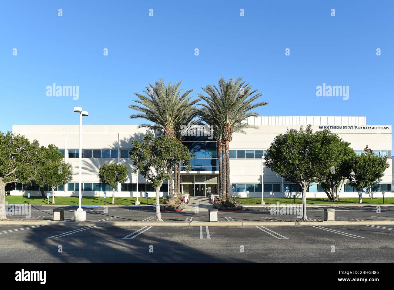 IRVINE, CALIFORNIE - 25 AVRIL 2020: Le Western State College of Law, campus d'Irvine. Banque D'Images