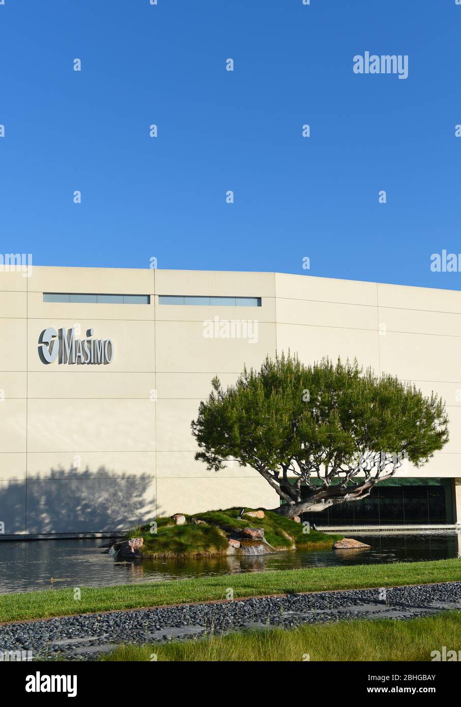 IRVINE, CALIFORNIE - 25 AVRIL 2020 : immeuble du siège social de Masimo, une société mondiale de technologie médicale qui développe et fabrique des produits innovants non-inv Banque D'Images