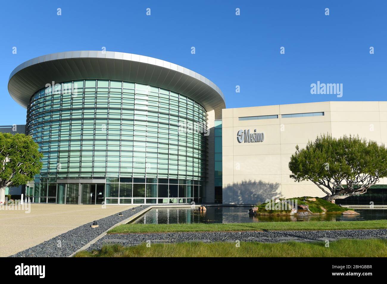 IRVINE, CALIFORNIE - 25 AVRIL 2020 : immeuble du siège social de Masimo, une société mondiale de technologie médicale qui développe et fabrique des produits innovants non-inv Banque D'Images