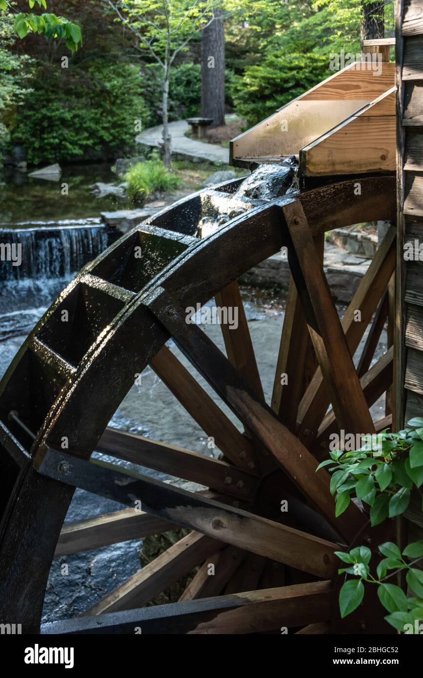 Roue d'eau en surfilé au moulin de la brume d'Atlanta, le Stone Mountain Park de Géorgie. (ÉTATS-UNIS) Banque D'Images
