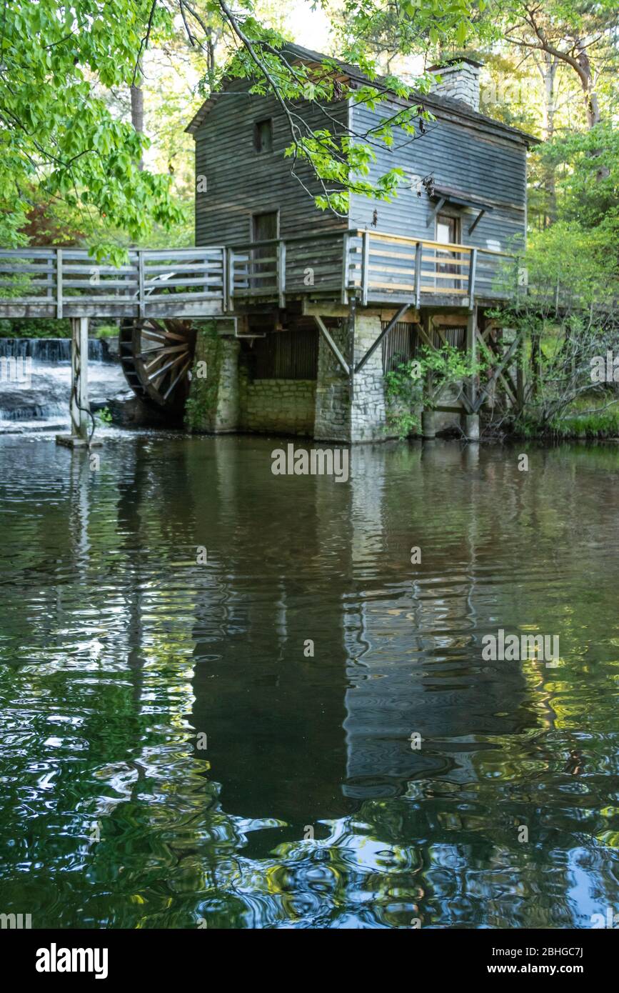 Ancien moulin à brouillard pittoresque avec roue à eau active au parc Stone Mountain à Atlanta, Géorgie. (ÉTATS-UNIS) Banque D'Images