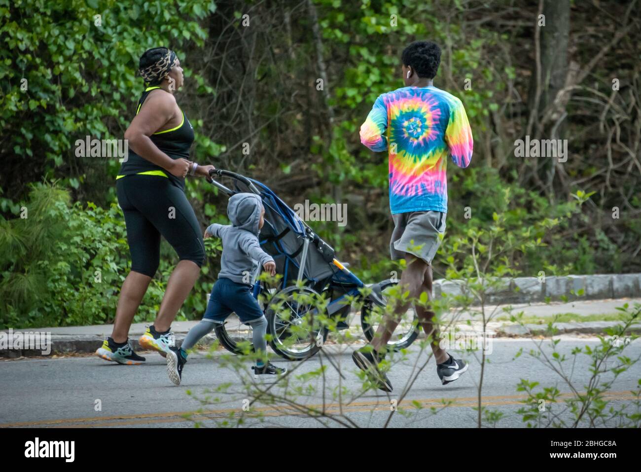 Famille profitant d'un jogging en soirée au Stone Mountain Park à Atlanta, Géorgie. (ÉTATS-UNIS) Banque D'Images