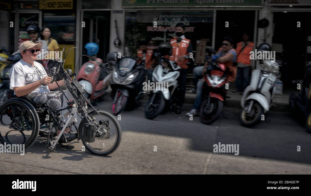 Fauteuil roulant motorisé. Fauteuil roulant électrique modifié et personnalisé pour ressembler à une moto et permettre plus de vitesse. Thaïlande Asie du Sud-est Banque D'Images