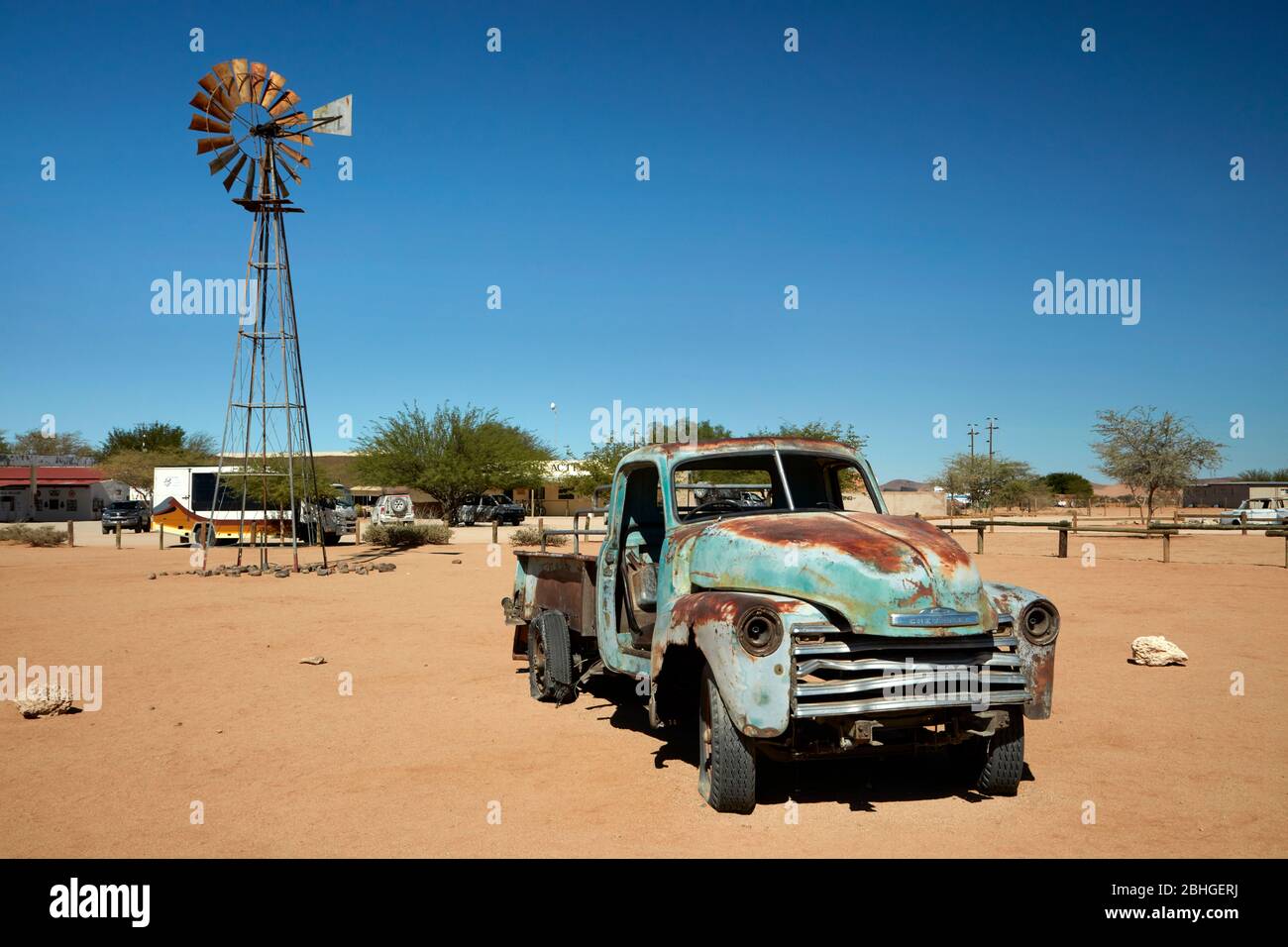 Vieux camion et moulin à vent Chevrolet, Solitaire, désert de Namib, Namibie, Afrique Banque D'Images