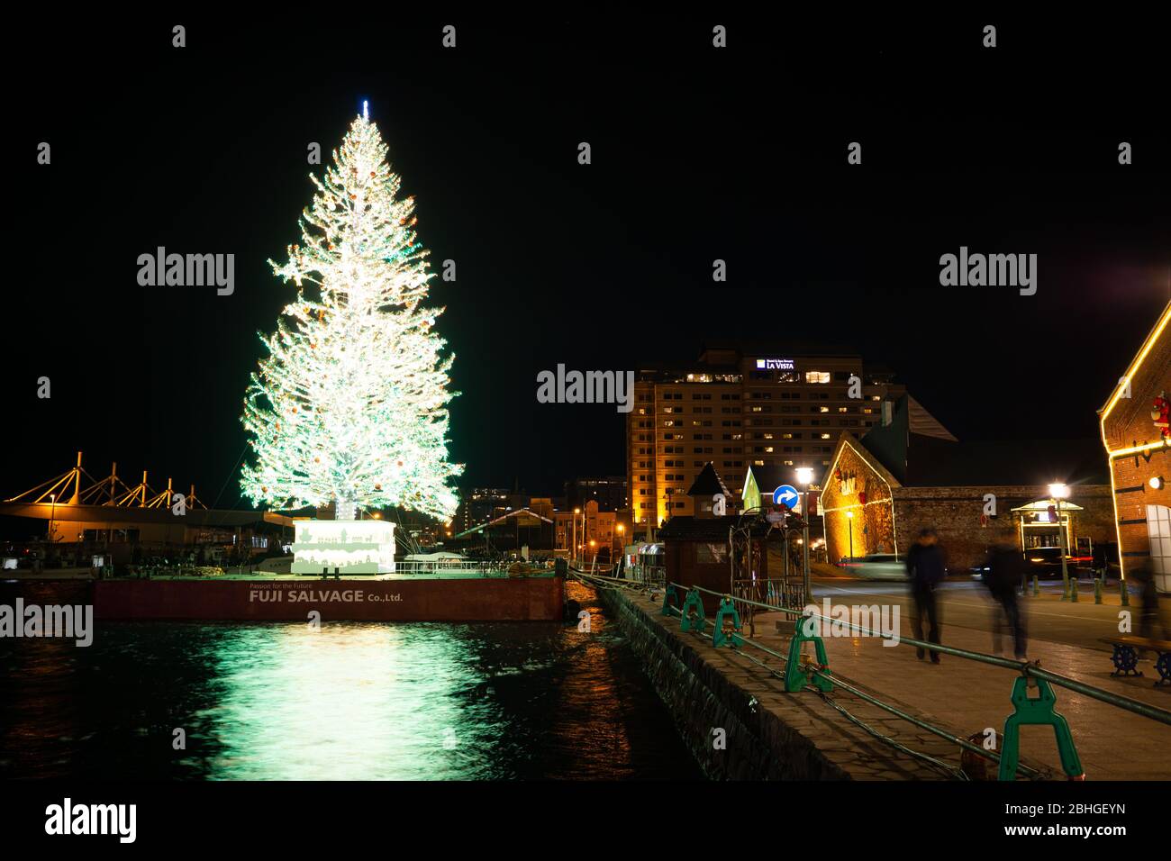 Hakodate, Japon-29Nov2019: Immense arbre de Noël à Red Brick Warehouse en hiver, l'arbre flottant est coloré avec un éclairage de 50 000 lumière Banque D'Images