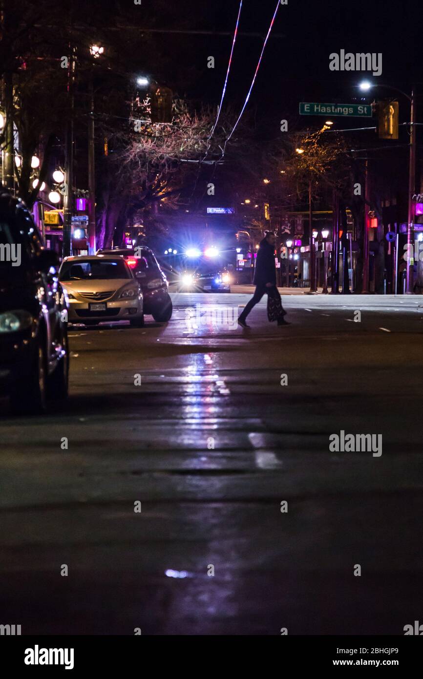 VANCOUVER, C.-B., CANADA - 5 avril 2020 : la police assiste à un incident dans la rue East Hastings, dans le centre-ville-est. Banque D'Images