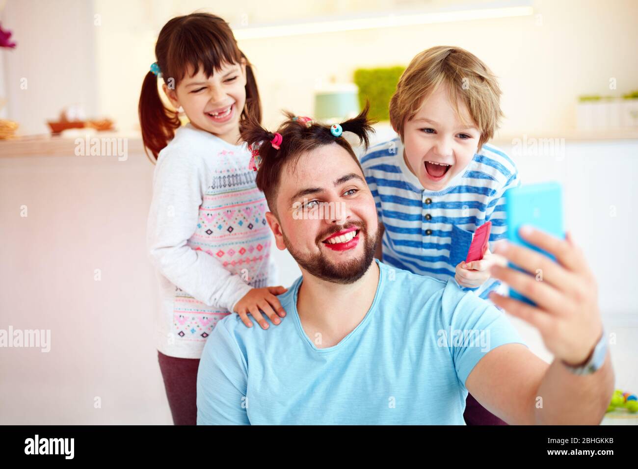 faire des photos de selfie avec une coiffure et un maquillage fous lorsque vous maison seul avec des enfants Banque D'Images