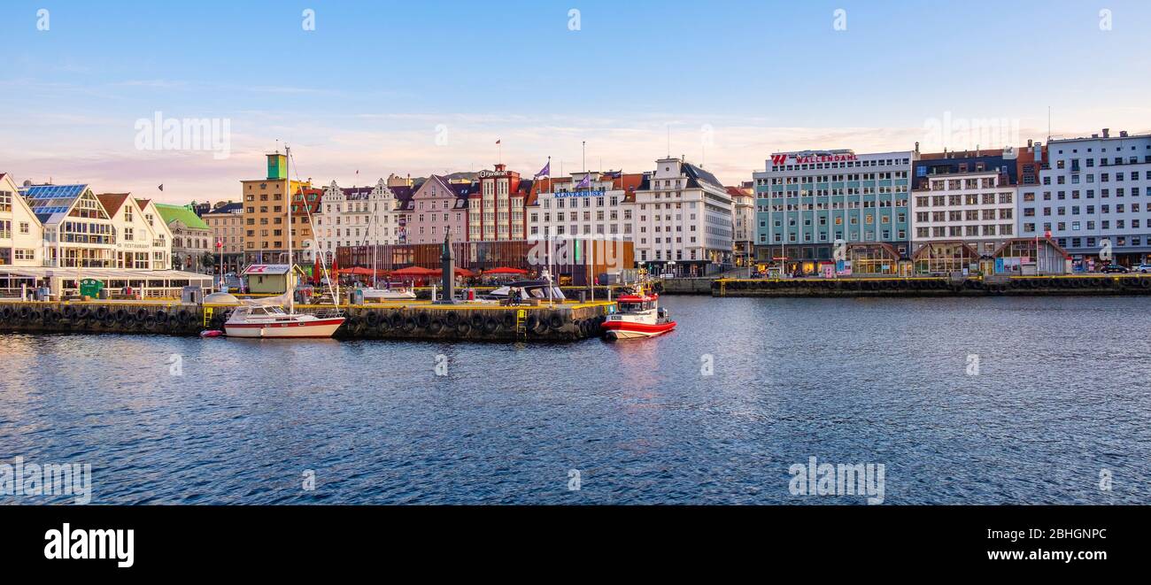 Bergen, Hordaland / Norvège - 2019/09/03: Vue panoramique sur le quartier Strandsiden le long de la rue Strandkaien, dans le port de Bergen Vagen, en face de l'historique Banque D'Images