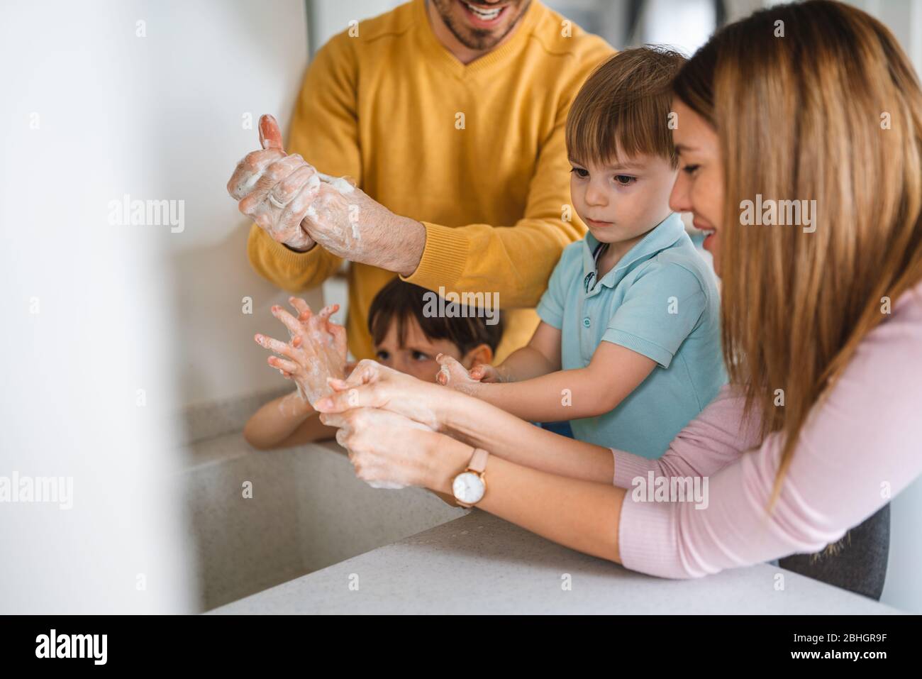 Laver les mains avec du gel alcoolique ou de l'aseptisant antibactérien pour savon. Concept d'hygiène Banque D'Images