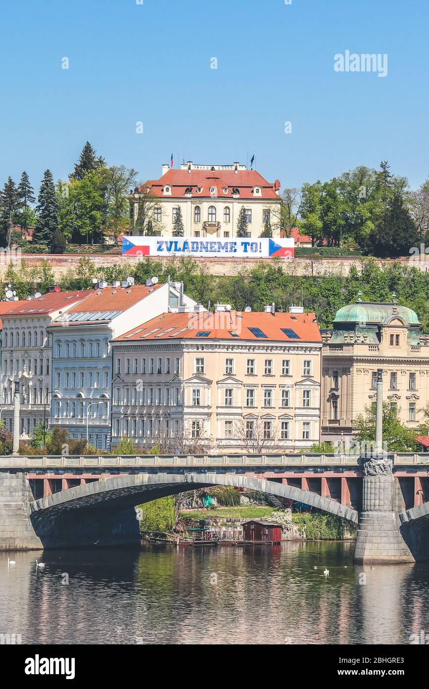 Kramars Villa à Prague, République tchèque. Le siège du Premier ministre tchèque sur la colline avec des drapeaux tchèques et des signes de motivation lors de la pandémie de coronavirus. TRADUCTION du signe: Nous pouvons le faire. Banque D'Images