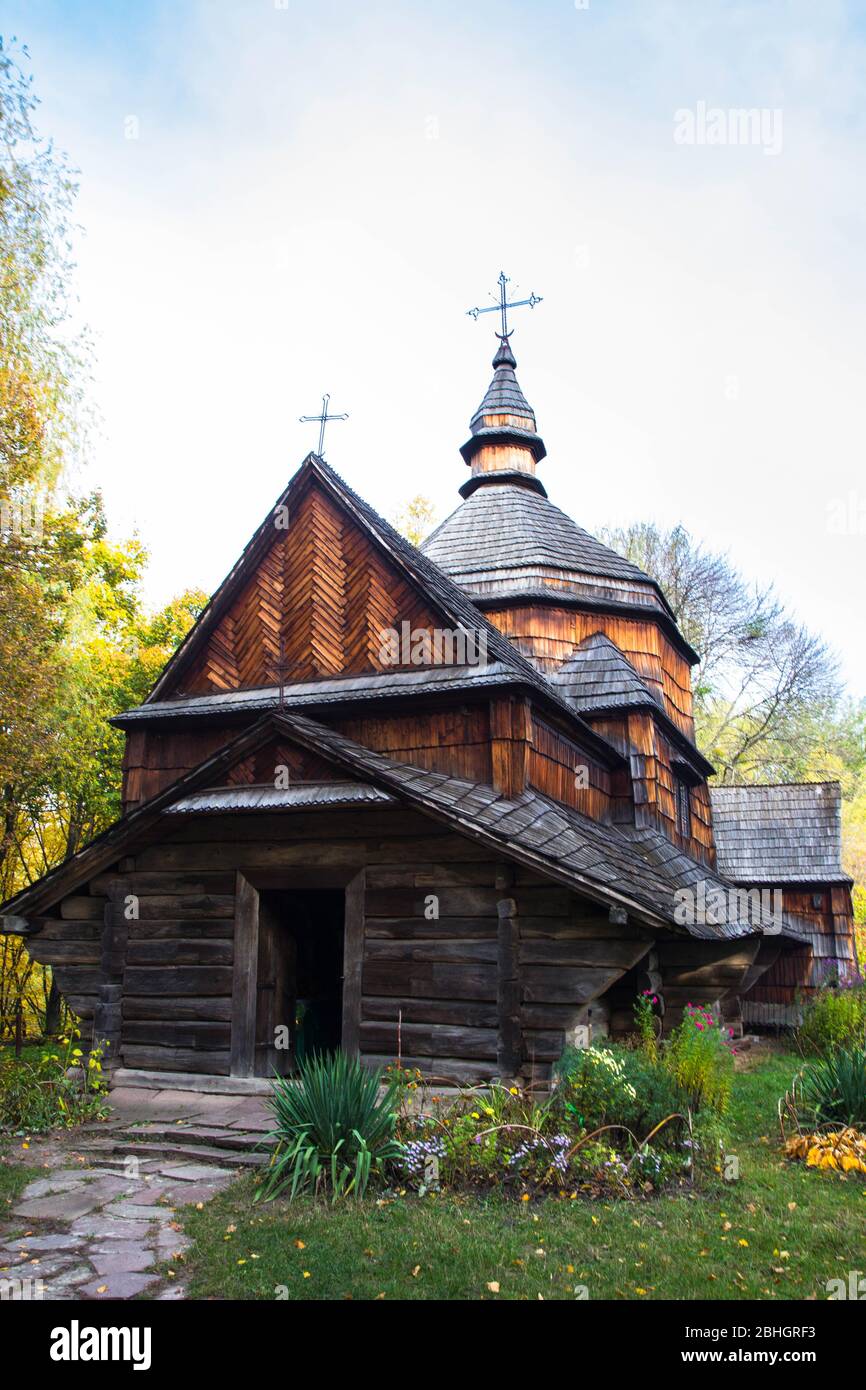 Ancienne église en bois du Musée National d'Architecture populaire et de la vie de l'Ukraine Banque D'Images