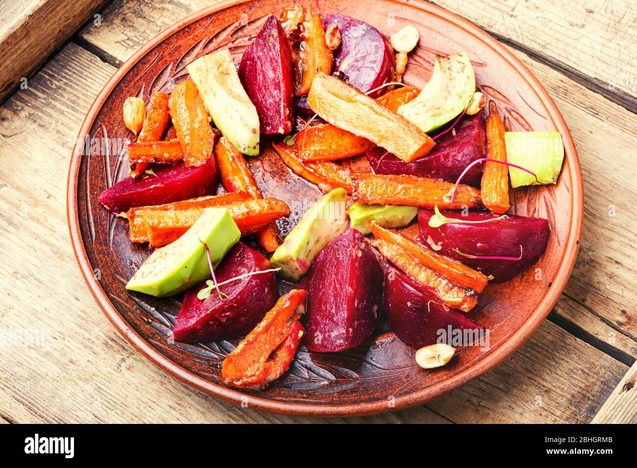 Salade de carottes caramélisées, avocat, betteraves et noix. Banque D'Images