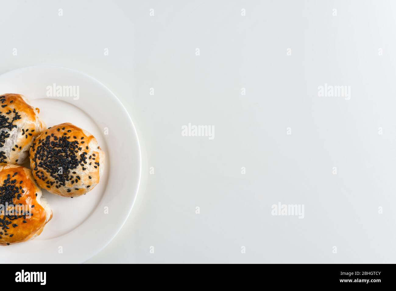 Gâteaux chinois de pâte de haricots rouges sur plaque céramique, isolés ...