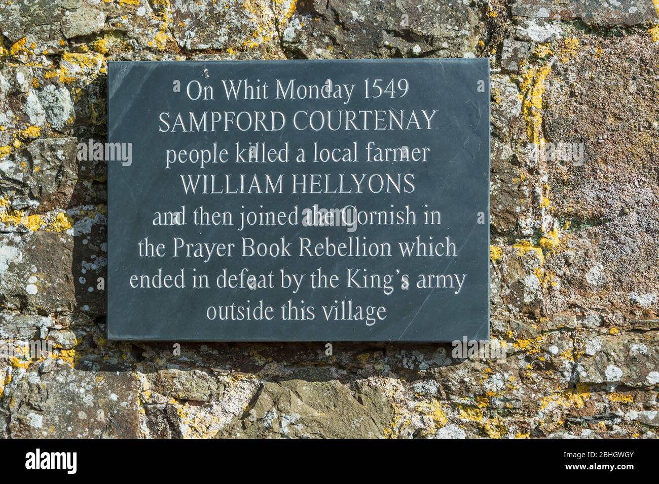 Une plaque marque l'endroit où l'agriculteur local Joseph Hellyons a été tué, faisant sparer le Rebelliion de PrayerBook. Sampford Courtenay, Devon, Angleterre, Royaume-Uni. Banque D'Images
