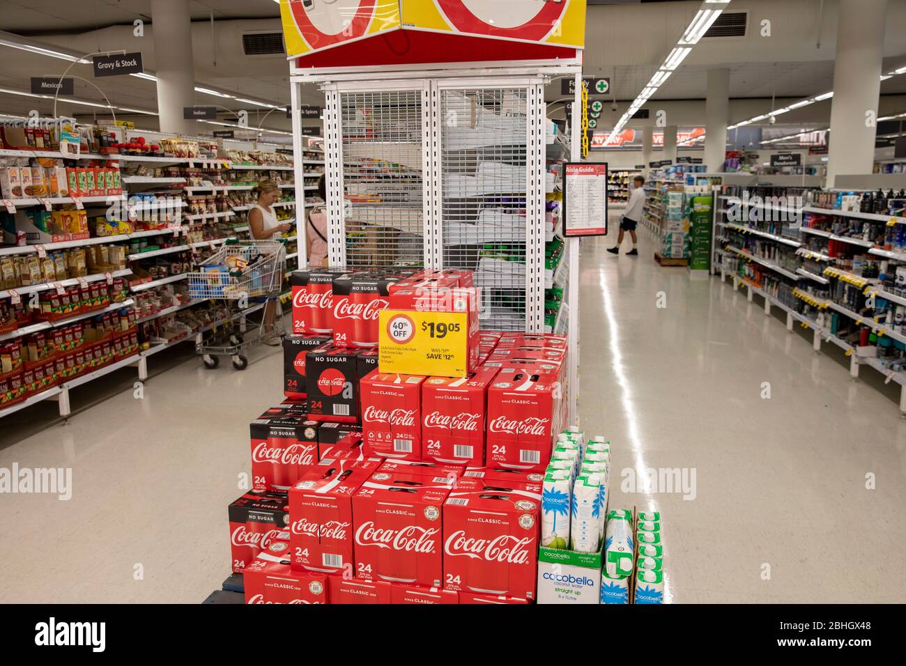 Supermarché australien intérieur coca cola boissons dans des boîtes rouges sur l'exposition et à la vente, Sydney, Australie Banque D'Images