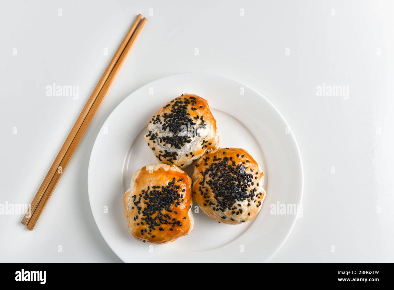 Pâte de haricots rouges chinois gâteaux et baguettes sur plaque ...