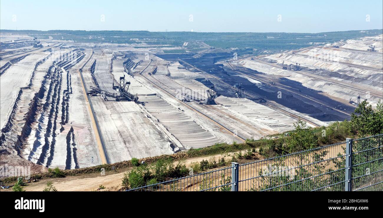 vue sur la plus grande mine de lignite à ciel ouvert allemande hambach Banque D'Images