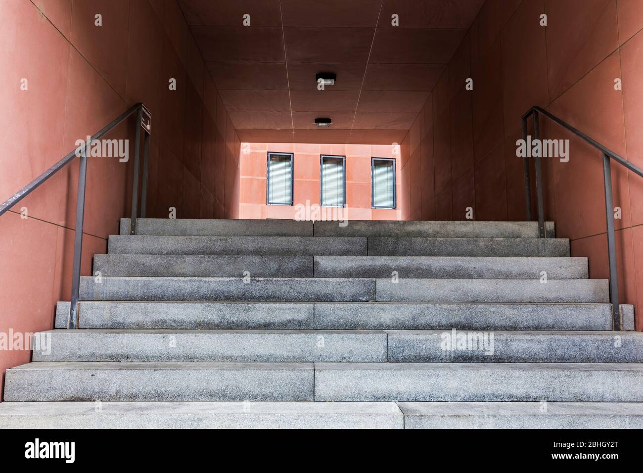 Un escalier couvert dans le bâtiment moderne de Hochaus, dans le centre-ville de Francfort. Banque D'Images