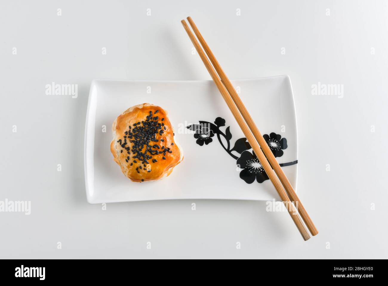 Pâte de haricots rouges chinois gâteaux et baguettes sur plaque ...