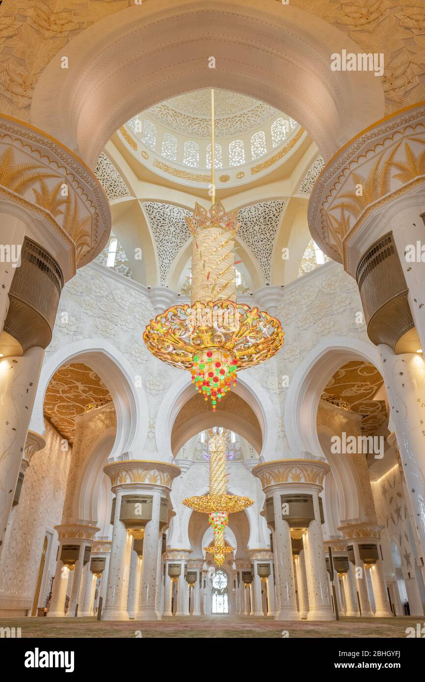 La Mosquée intérieure Sheikh Zayed et la plus grande du monde chandelier à Abu Dhabi Banque D'Images