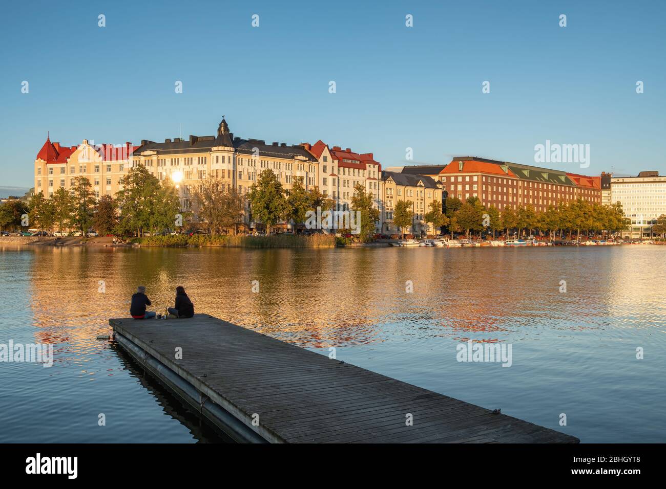 Vue sur le coucher du soleil sur la baie de Kaisaniemenlahti, à Helsinki Banque D'Images