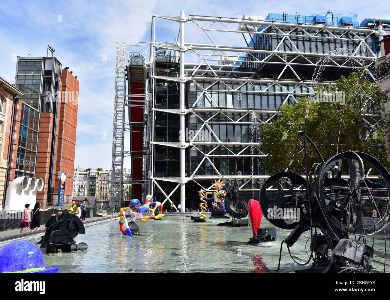 Centre Pompidou de la place Igor-Stravinsky avec la Fontaine Stravinsky. Paris, France. 12 août 2018. Banque D'Images