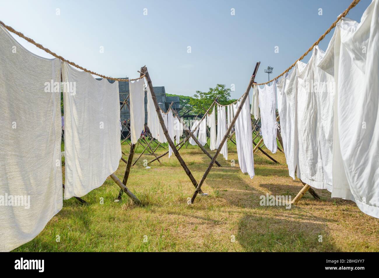 Séchage du linge sur une corde dans la cour à la lumière du soleil Banque D'Images