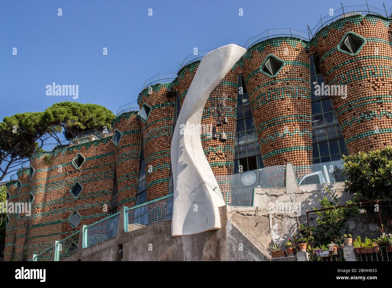 Vue sur le fond du Palazzo Solimene à Vietri sul mare qui a été construit après la seconde Guerre mondiale par Paolo Soleri et abrite des collections de Banque D'Images