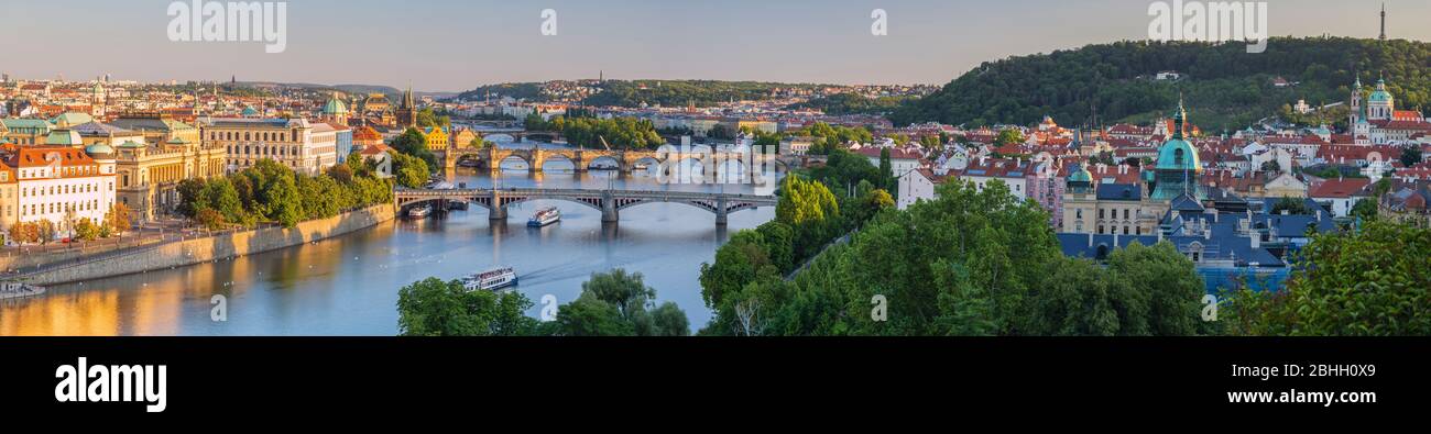 Vue sur les ponts historiques de Pragues depuis le parc Letna. Banque D'Images