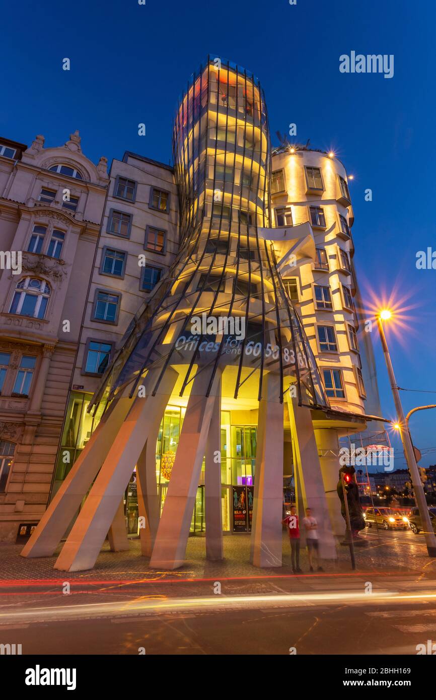 Feux de signalisation qui s'allument devant la Dancing House, affectueusement connue sous le nom de Fred et Ginger House dans la ville de Prague. Banque D'Images