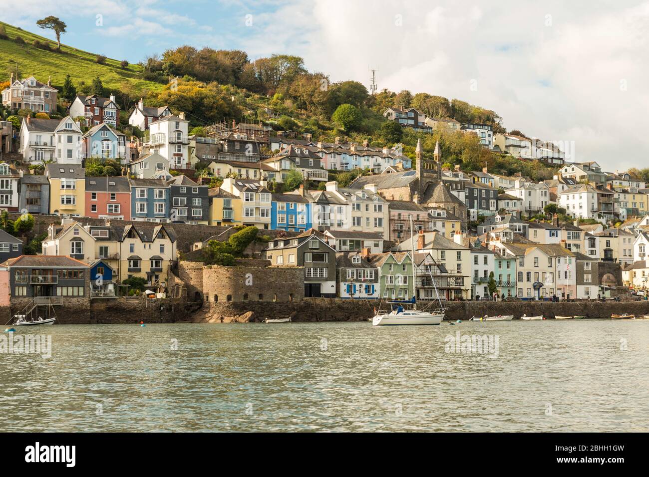 Vue sur Bayard's Cove et le fort Bayard's Cove, vu de l'estuaire de la rivière Dart, Dartmouth, Devon, Angleterre, Royaume-Uni. Banque D'Images