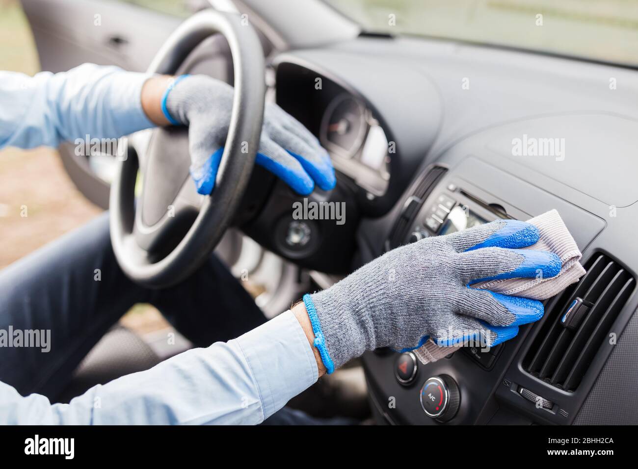 Nettoyage automatique de l'intérieur de la voiture avec un chiffon en microfibre. Concept de détail et de valeting de voiture Banque D'Images