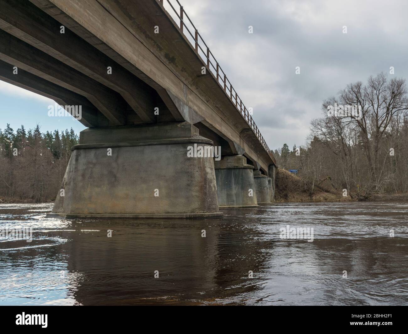 Pont en béton, construit en 1909. Pont en béton armé traversant la rivière Gauja à Strenči Banque D'Images