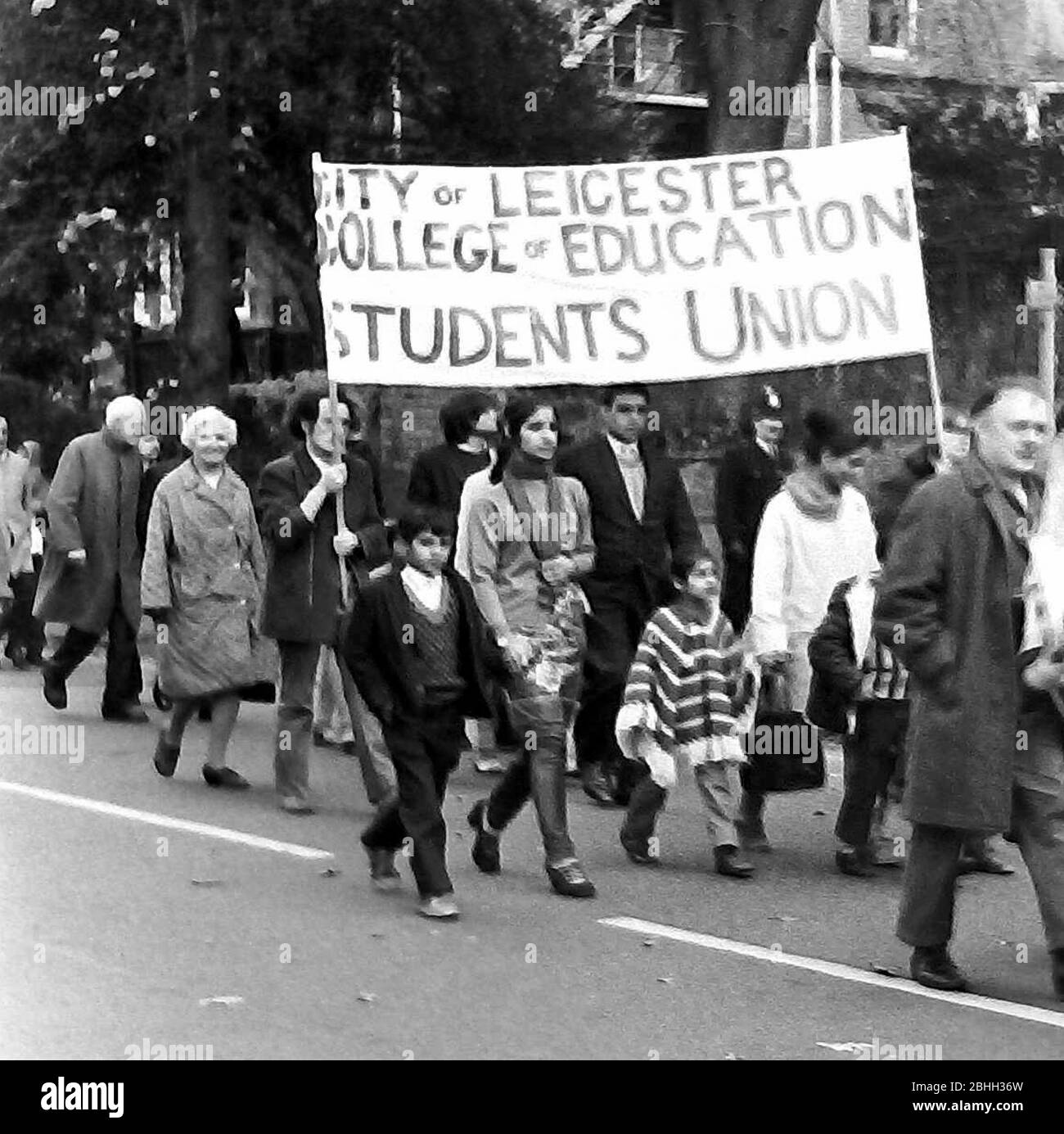 Des manifestants participent à une manifestation contre le racisme à Leicester, en Angleterre, au Royaume-Uni, dans les îles britanniques, en 1972. Leicester College of Education Students Union bannière. Banque D'Images