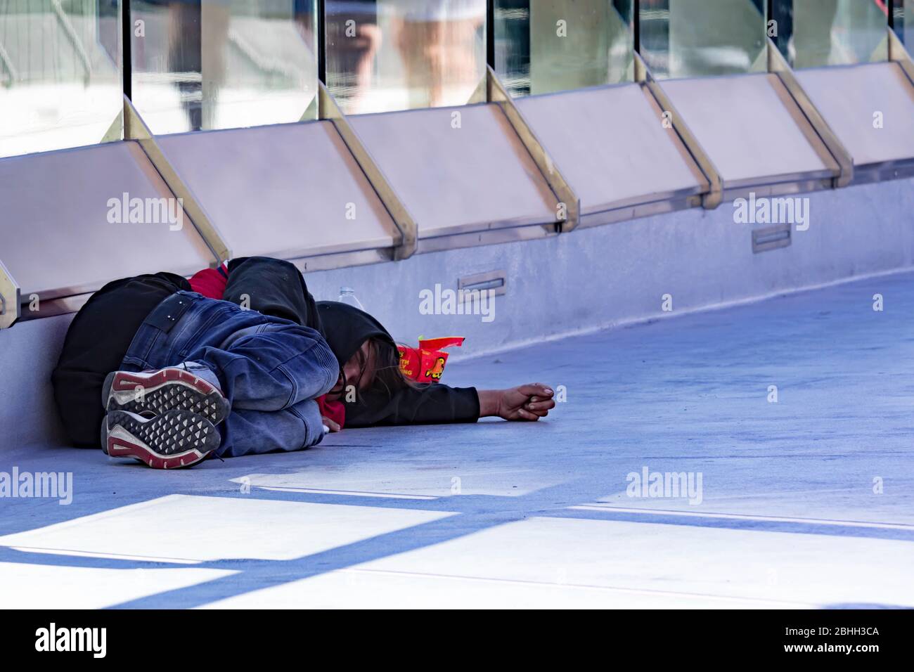 Personne sans abri dormant sur un pont près de Hard Rock Cafe Las Vegas Strip, Las Vegas Nevada USA, 30 mars 2020 Banque D'Images