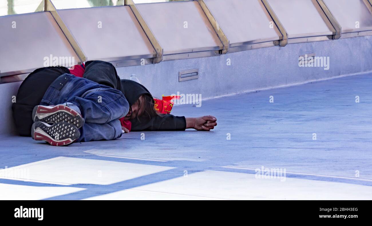Personne sans abri dormant sur un pont près de Hard Rock Cafe Las Vegas Strip, Las Vegas Nevada USA, 30 mars 2020 Banque D'Images