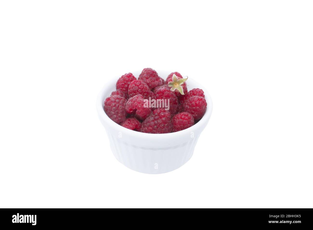 Grande pile de framboises fraîches dans un bol blanc isolé sur fond blanc Banque D'Images