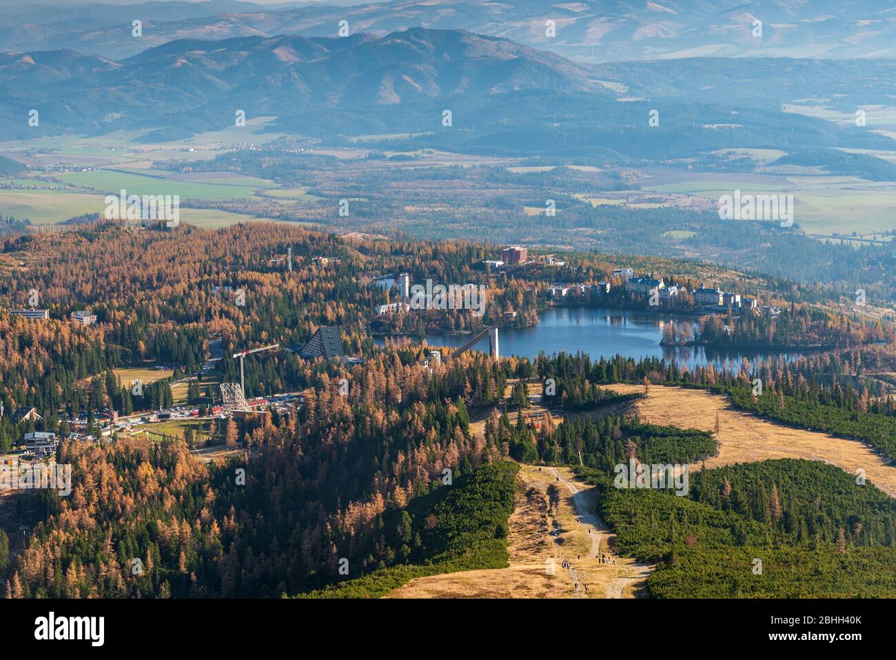 Strbske Pleso avec lac, forêt colorée autour et chaîne de montagnes Kozie christy sur l'arrière-plan dans les montagnes Vysoke Tatry en Slovaquie Banque D'Images