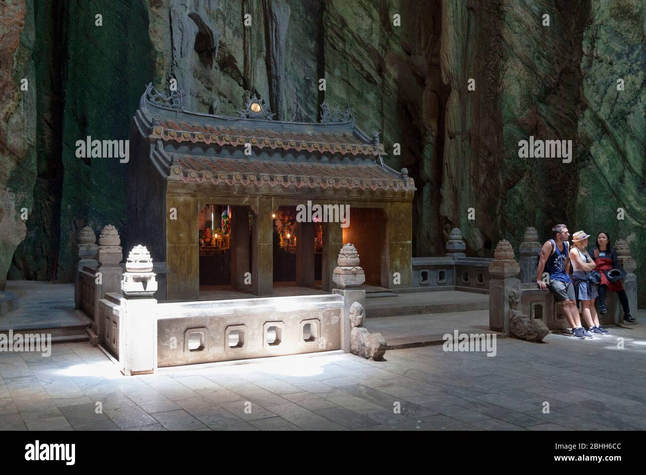 Da Nang, Vietnam - 21 août 2018 : sanctuaire à l'intérieur de la grotte de Huyen Khong dans les montagnes de marbre. Banque D'Images