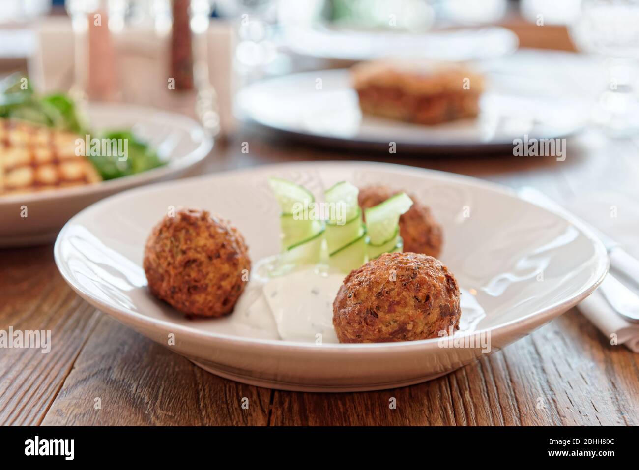 Courgettes courgettes et autres plats sur table de restaurant, cuisine grecque Banque D'Images