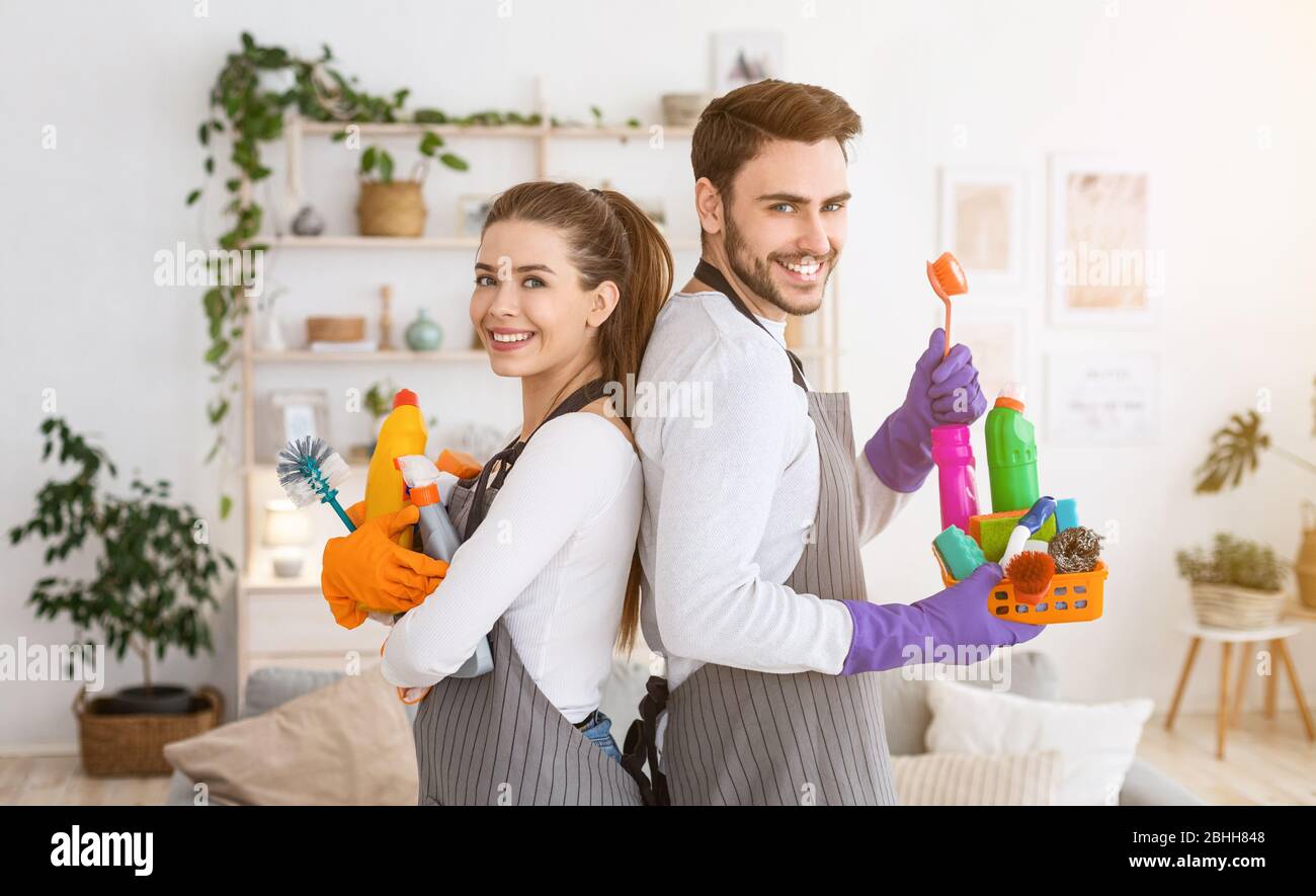Concept de maison propre. Homme et femme faisant le ménage Photo Stock -  Alamy